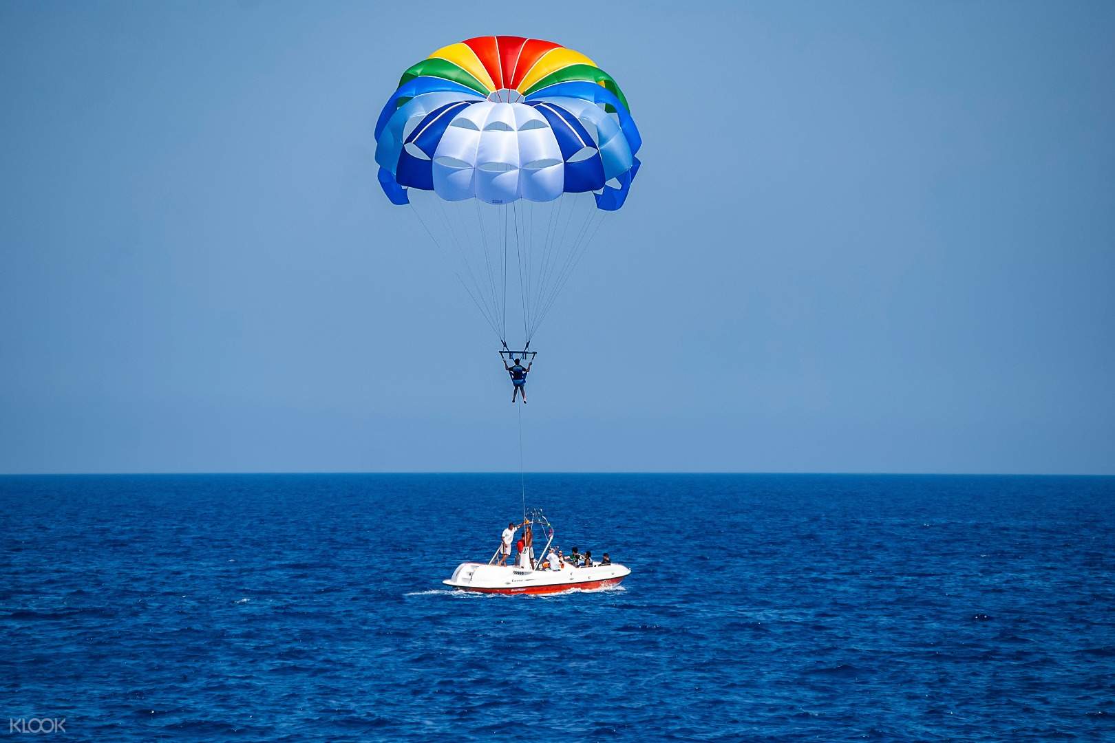 Parasailing peste apele spaniole